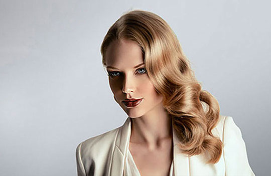 Wasserwelle Föhnwelle Langes schönes Haar. Friseur Frankfurt Vis-a-Vis Frankfurt Riederwald