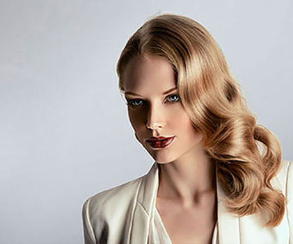 Wasserwelle Föhnwelle Langes schönes Haar. Friseur Frankfurt Vis-a-Vis Frankfurt Riederwald