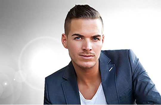 Junger Mann mit modischer Frisur. Friseur Frankfurt Vis-a-Vis Frankfurt Riederwald.