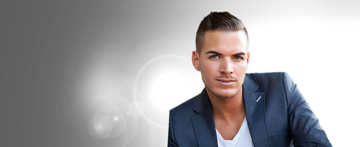 Junger Mann mit modischer Frisur. Friseur Frankfurt Vis-a-Vis Frankfurt Riederwald.